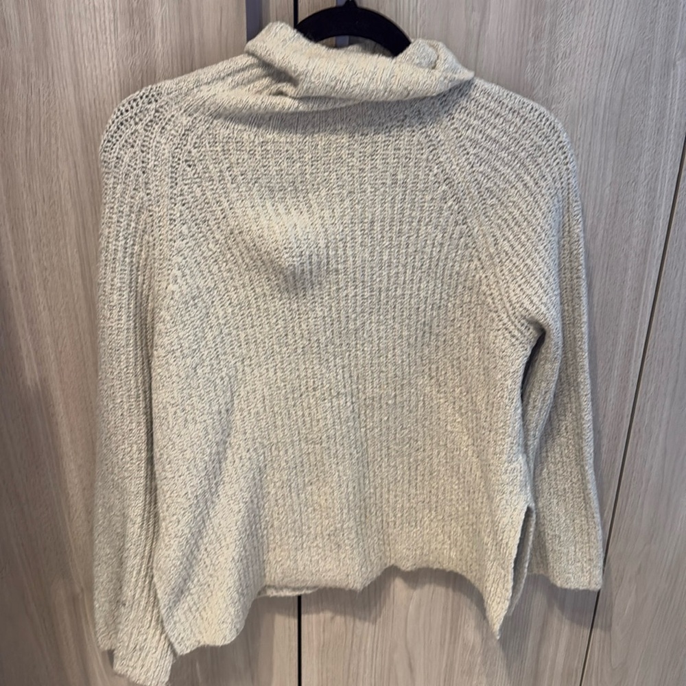 Johnn + Jenn sweater size XS